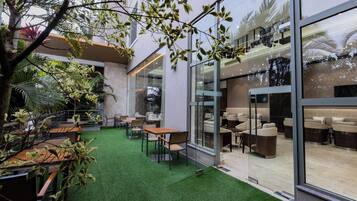2 bares, 1 salón en el vestíbulo y 1 bar en la azotea