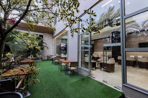 2 bars/lounges, lobby lounge, rooftop bar