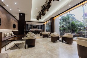 2 bars/lounges, lobby lounge, rooftop bar - Crowne Plaza Nairobi Airport by IHG (Nairobi)