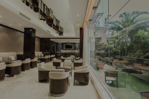 2 bares, salón en el lobby, bar en la azotea