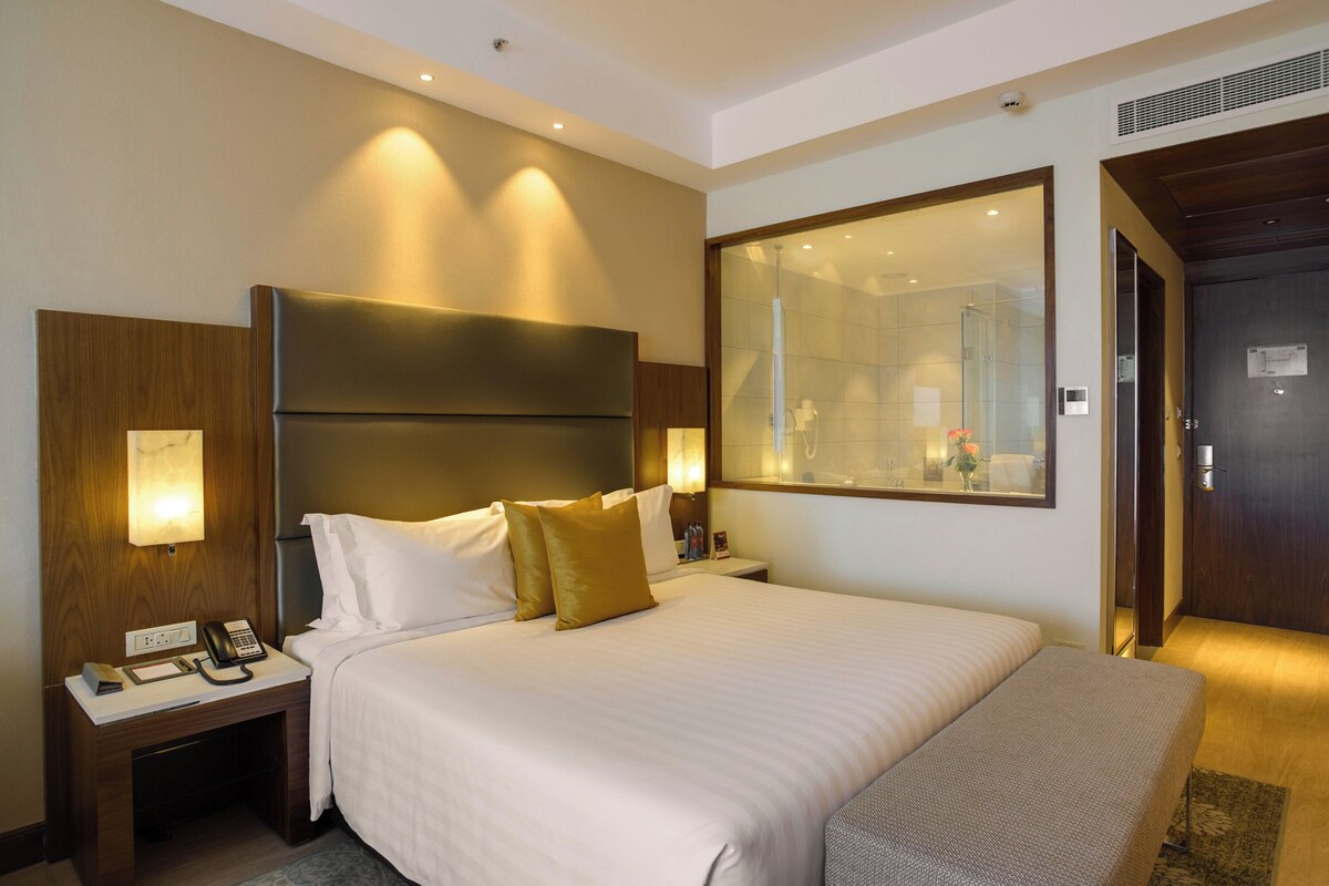 Ropa de cama de alta calidad, minibar, caja fuerte y escritorio