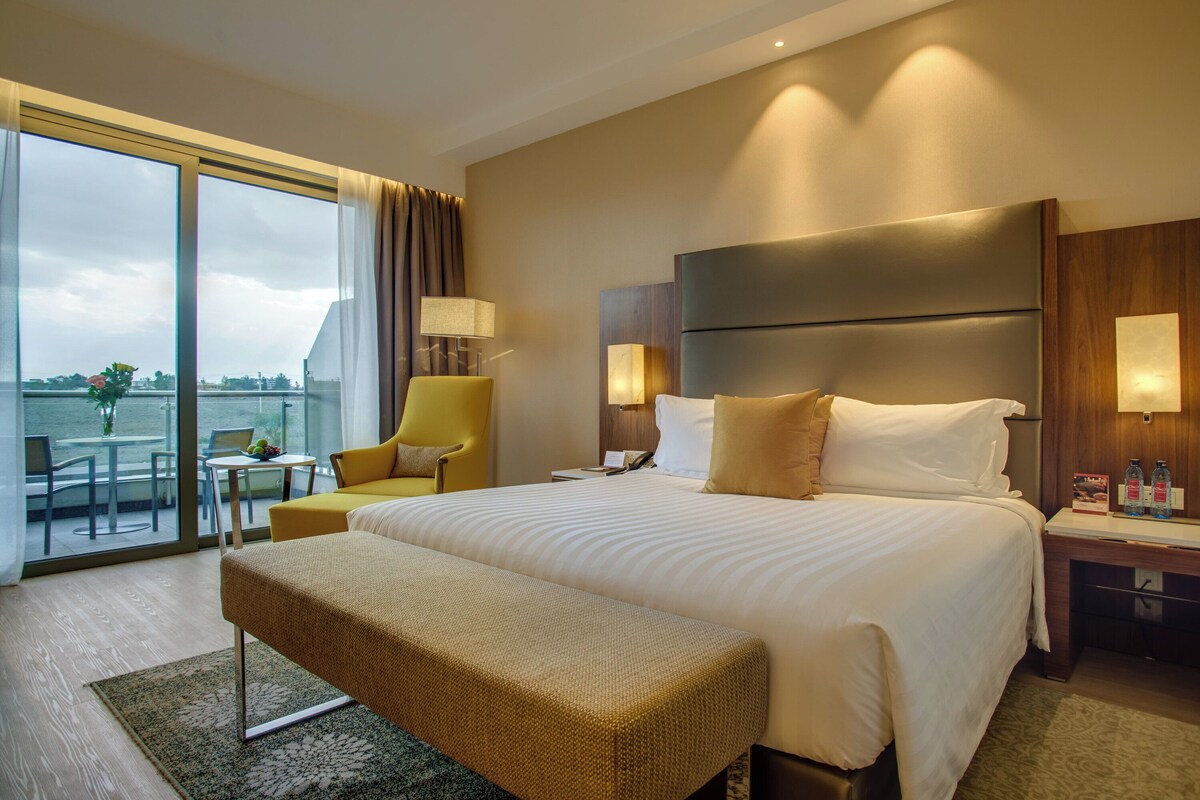 Habitación estándar, 1 cama de matrimonio grande, balcón | Ropa de cama de alta calidad, minibar, caja fuerte y escritorio