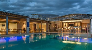 2 bars/lounges, lobby lounge, rooftop bar