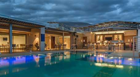 2 bars/lounges, lobby lounge, rooftop bar. Crowne Plaza Nairobi Airport by IHG