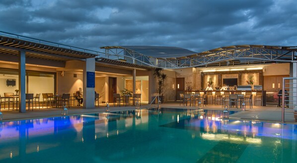 2 bares, salón en el lobby, bar en la azotea