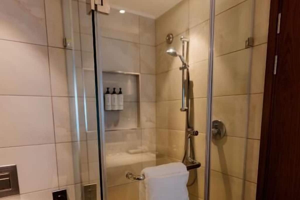 Rainfall showerhead, free toiletries, hair dryer, bathrobes