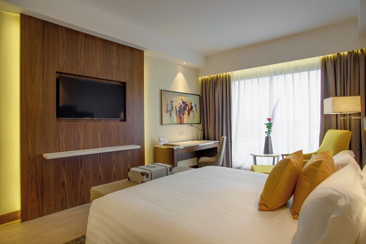 Suite, 1 cama de matrimonio grande (Customizable) | Ropa de cama de alta calidad, minibar, caja fuerte y escritorio