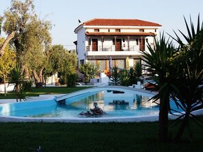 Courtyard - Skiathos Holiday House (Skiathos)