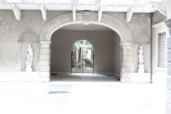 Studio (Red Rose Stradone S. maffei, 2)