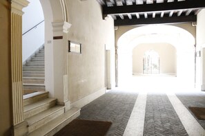 Studio (Red Rose Stradone S. maffei, 2)