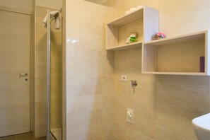 Comfort Room, Private Bathroom (External, Via della Valverde 65) | Bathroom - Re Lear (Verona)