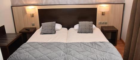 Escritorio, tabla de planchar con plancha y cunas gratuitas