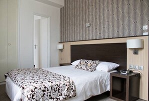 Bureau, fer et planche à repasser, lits bébé (gratuits), Wi-Fi gratuit