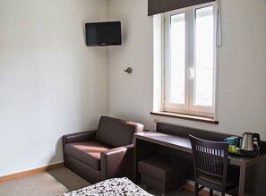 Bureau, fer et planche à repasser, lits bébé (gratuits), Wi-Fi gratuit