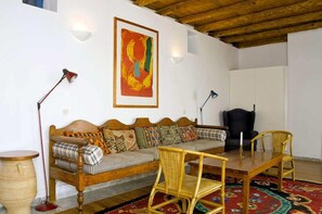 Dúplex tradicional, 3 habitaciones, vistas al mar (White House) | Sala de estar | Una televisión de pantalla plana, un reproductor de DVD, libros