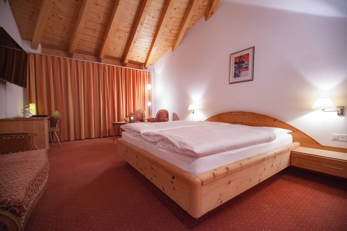 junior double room, garden view | in-room safe, desk, free cots/infant beds, free wifi