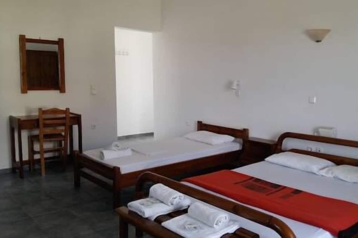Comfort Studio | Premium bedding, in-room safe, iron/ironing board, free WiFi