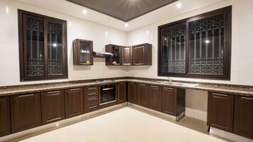 Comfort Villa, 3 Bedrooms, Kitchen, Mountain View | Shared kitchen | Fridge, microwave, stovetop, coffee/tea maker