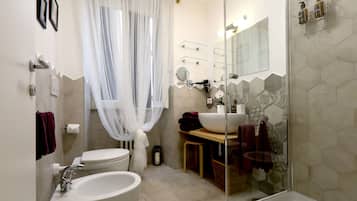 Triple Room, Private Bathroom (Double-Triple-1) | Bathroom | Shower, free toiletries, hair dryer, towels