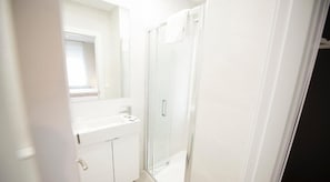 Standard Twin Room | Bathroom