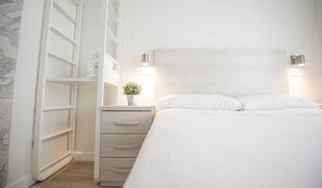 Single Room, Shared Bathroom | Blackout curtains, free WiFi, bed sheets - Happy Hostal Carrales (Burgos)