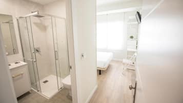 Single Room, Private Bathroom | Bathroom | Shower, rainfall showerhead, free toiletries, hair dryer