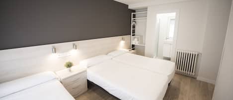 Habitació triple | Cortines opaques, wifi gratuïta i roba de llit