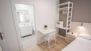 Habitación estándar con 2 camas individuales | Cortinas opacas, wifi gratis, ropa de cama