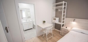 Standard Twin Room | Blackout curtains, free WiFi, bed sheets - Happy Hostal Carrales (Burgos)