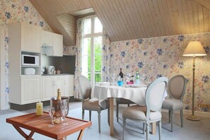 Premium Apartment, 2 Bedrooms, Non Smoking, Park View | Private kitchenette - Château De Puy Robert (Montignac)