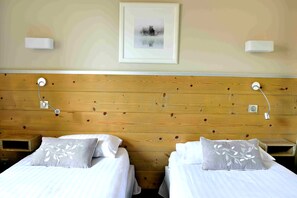 Habitación estándar con 2 camas individuales | Escritorio y wifi gratis 