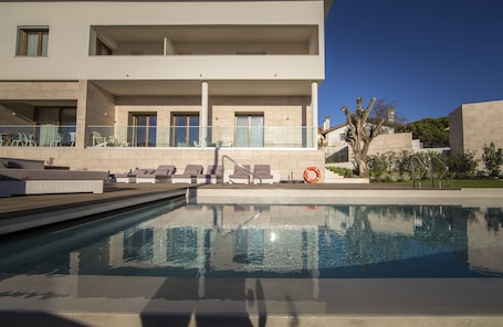 Piscina externa. Somewhere Estoril Guesthouse