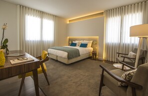 Minibar, in-room safe, desk, soundproofing - Somewhere Estoril Guesthouse (Cascais)