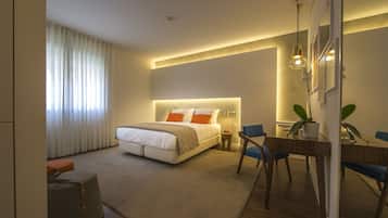 Doppel- oder Zweibettzimmer | Minibar, Zimmersafe, Schreibtisch, schallisolierte Zimmer