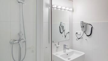 Căn hộ, 2 phòng ngủ, hiên | Phòng tắm | Máy sấy tóc, khăn tắm