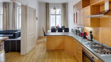 Kühlschrank, Mikrowelle, Herdplatte, Espressomaschine