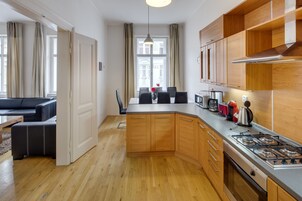 Geladeira, micro-ondas, cooktop, máquina de café expresso