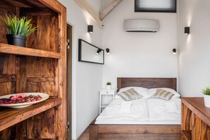 1 quarto, cofres nos quartos, cortinas blackout
