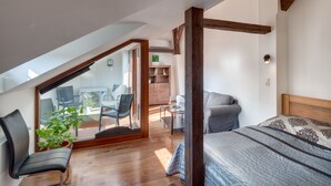 Leilighet, 2 soverom, terrasse | 1 soverom, safe på rommet, blendingsgardiner og strykejern/-brett