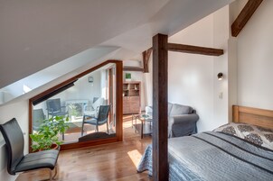 Apartamento, 2 quartos, terraço | 1 quarto, cofres nos quartos, cortinas blackout