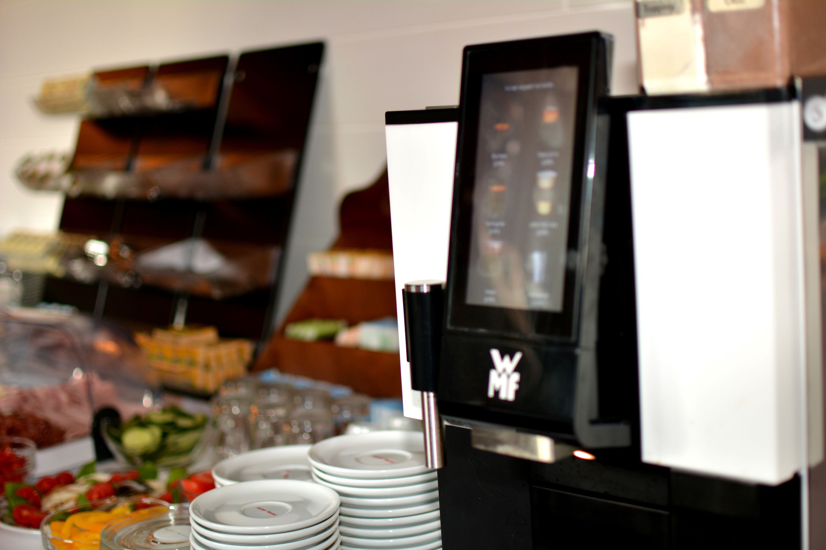 Un espace buffet proposant divers plats et une machine à café.