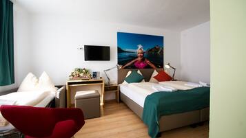 Una habitación de hotel moderna con cama, escritorio, silla y televisor.