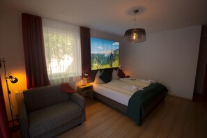 Studio Keluarga, 2 kamar tidur, pemandangan gunung (Balcony or Patio) | Seprai antialergi, meja kerja, dan tempat tidur lipat/tambahan