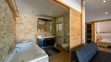 Panoramic Apartment, 3 Bedrooms, Terrace | Hypo-allergenic bedding, desk, rollaway beds, free WiFi