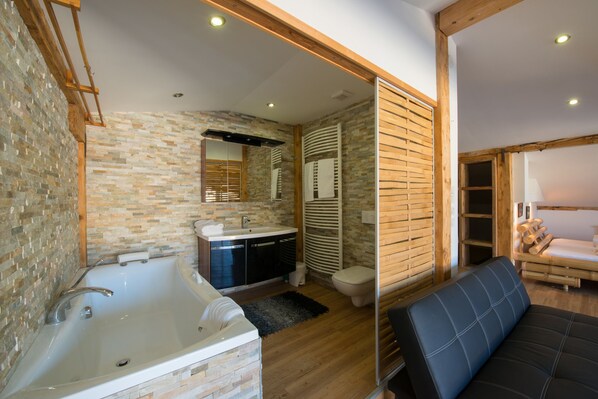 Panoramic Apartment, 3 Bedrooms, Terrace | Hypo-allergenic bedding, desk, rollaway beds, free WiFi