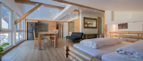 Panoramic Apartment, 3 Bedrooms, Terrace | Hypo-allergenic bedding, desk, rollaway beds, free WiFi
