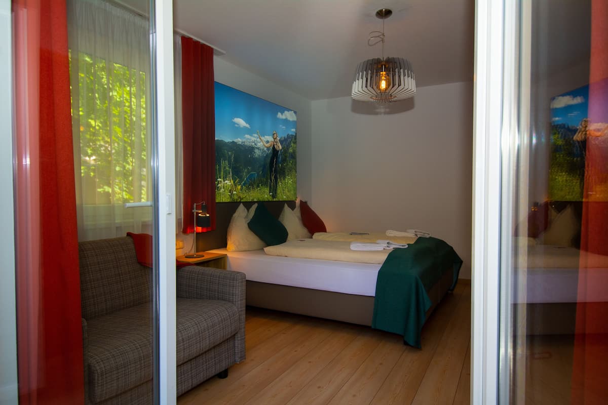 Monolocale familiare, 2 camere da letto, vista montagna (Balcony or Patio) | Biancheria da letto ipoallergenica, una scrivania
