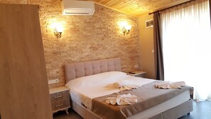 Habitación de luna de miel, vista a la montaña | Escritorio, espacio para trabajar con laptop y insonorización 