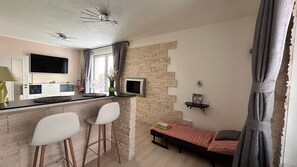 Studio – design, 1 queensize-seng med sovesofa, terrasse, 1. etasje | Oppholdsområde | En 90-tommers Flatskjerm-TV med digitale kanaler samt TV