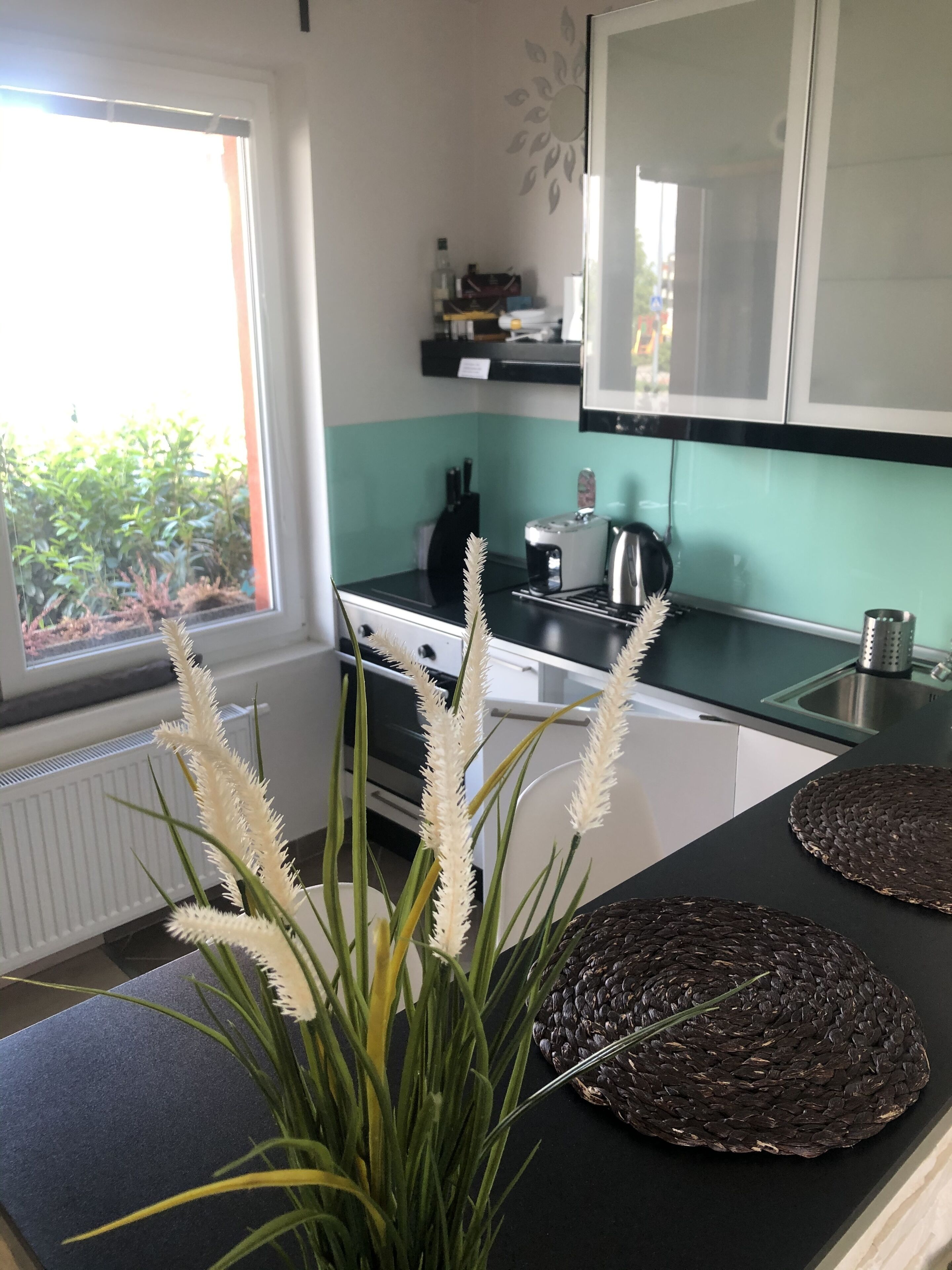 Una cocina moderna con ventanal, estufa y encimera decorada.